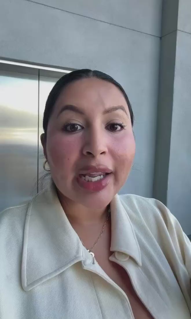 Women talking about JUNKLESS protein bars in front of an elevator